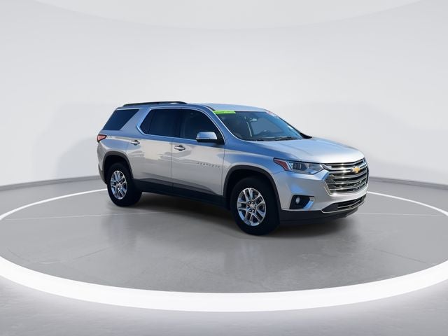 2021 Chevrolet Traverse LT 1LT in Silver Ice Metallic — front three-quarter view